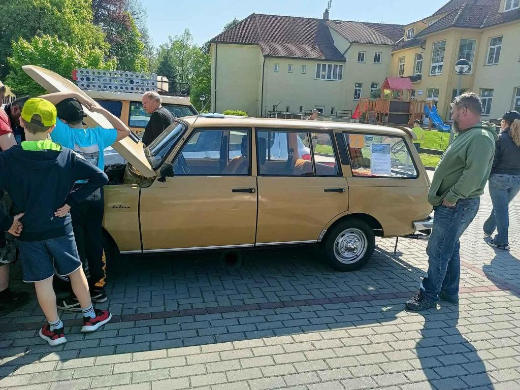 Motory, co něco pamatují. Tak to vypadalo v Jiřících na prvního máje. Podívejte se.
