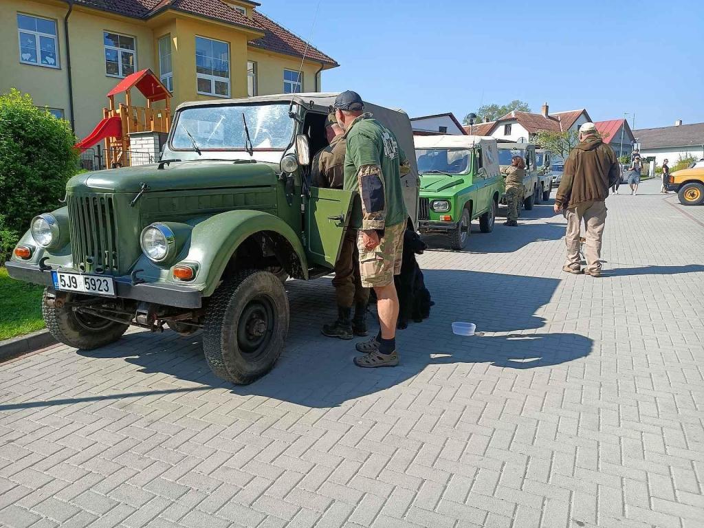 Motory, co něco pamatují. Tak to vypadalo v Jiřících na prvního máje. Podívejte se.