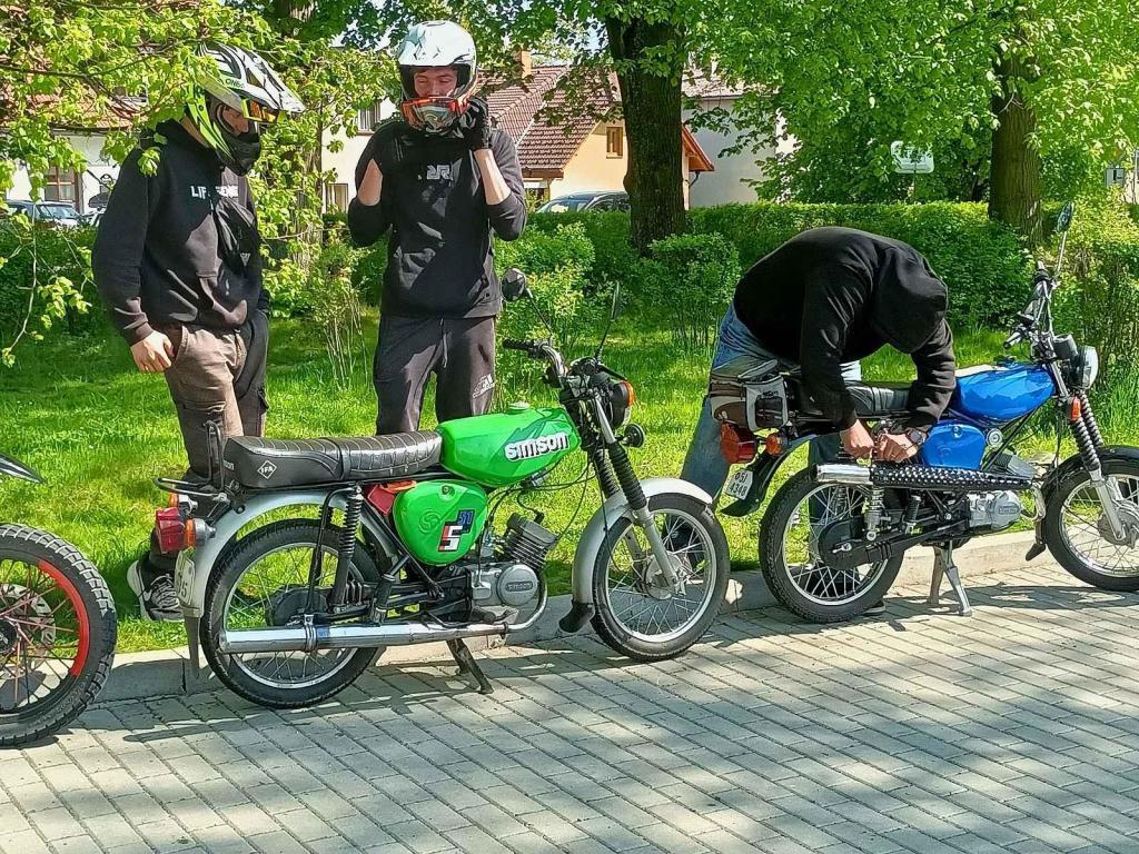 Motory, co něco pamatují. Tak to vypadalo v Jiřících na prvního máje. Podívejte se.