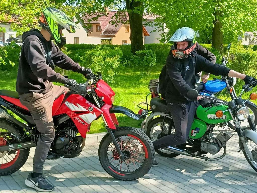 Motory, co něco pamatují. Tak to vypadalo v Jiřících na prvního máje. Podívejte se.