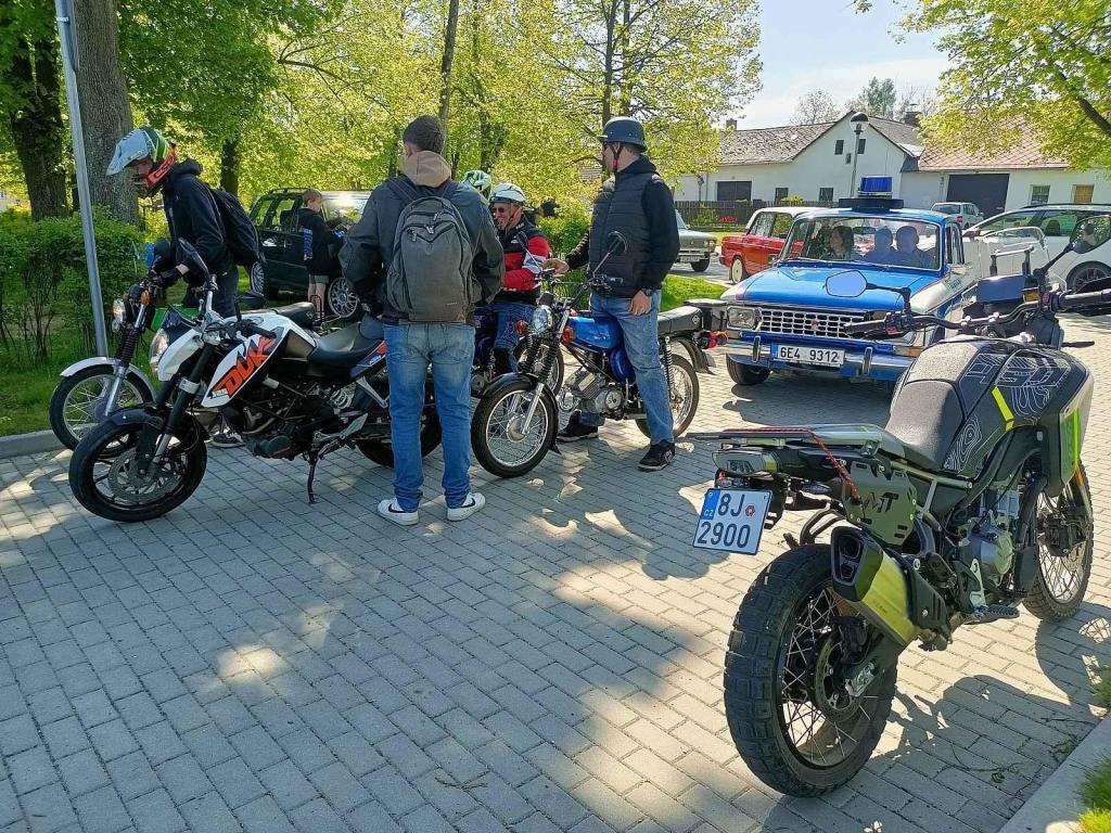 Motory, co něco pamatují. Tak to vypadalo v Jiřících na prvního máje. Podívejte se.