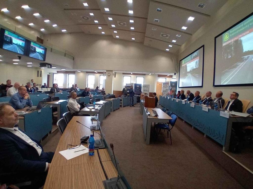 Regionální dopravní konference se konala v sále zastupitelstva Královéhradeckého kraje.