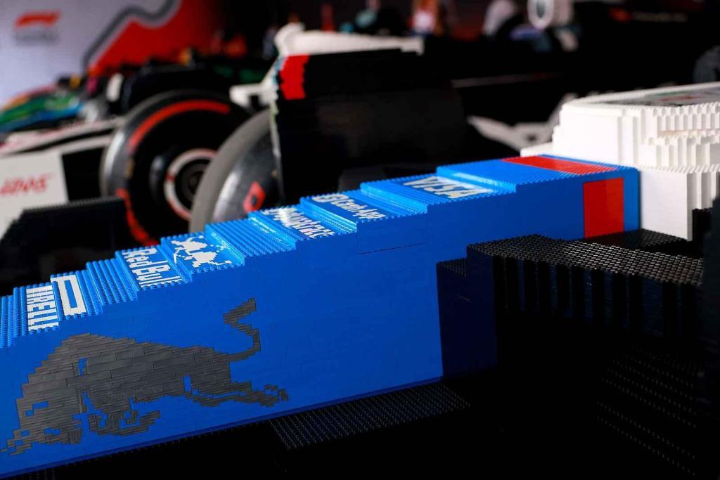 Jezdci F1 se v Miami projeli ve vozech LEGO, které byly postaveny v Česku.