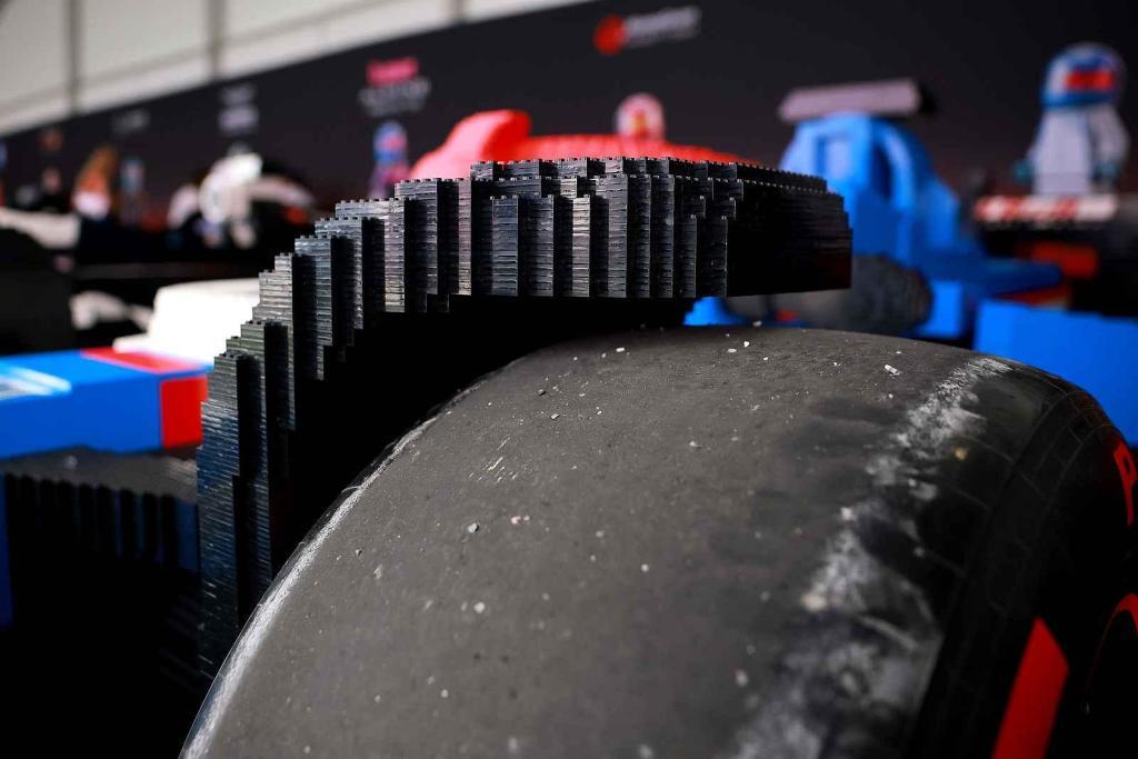 Jezdci F1 se v Miami projeli ve vozech LEGO, které byly postaveny v Česku.