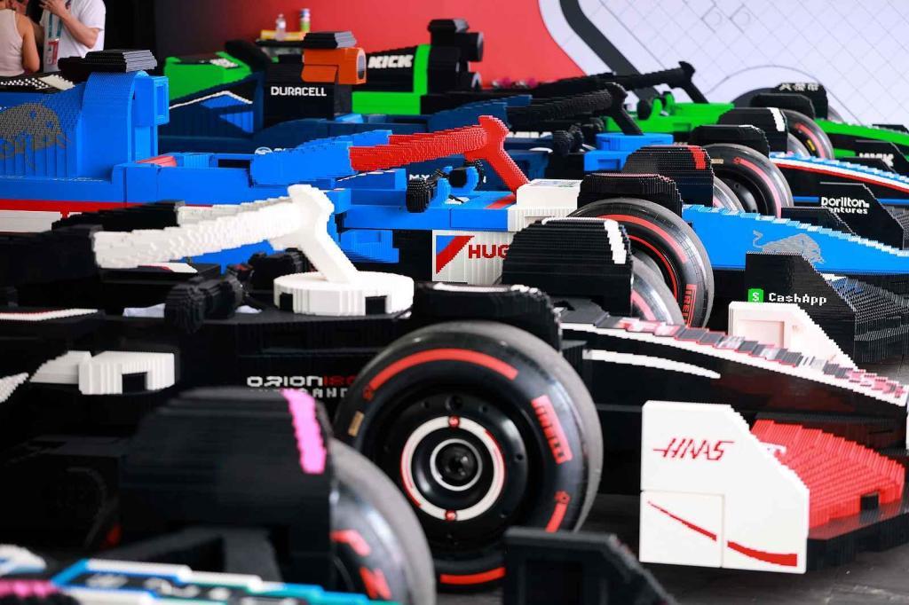Jezdci F1 se v Miami projeli ve vozech LEGO, které byly postaveny v Česku.