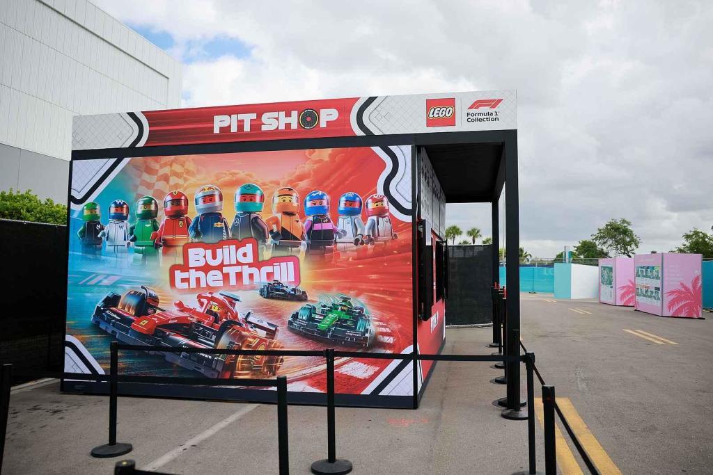 Jezdci F1 se v Miami projeli ve vozech LEGO, které byly postaveny v Česku.