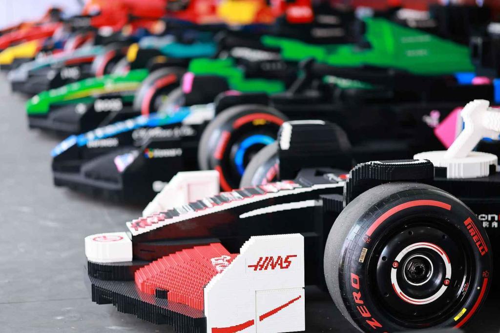 Jezdci F1 se v Miami projeli ve vozech LEGO, které byly postaveny v Česku.