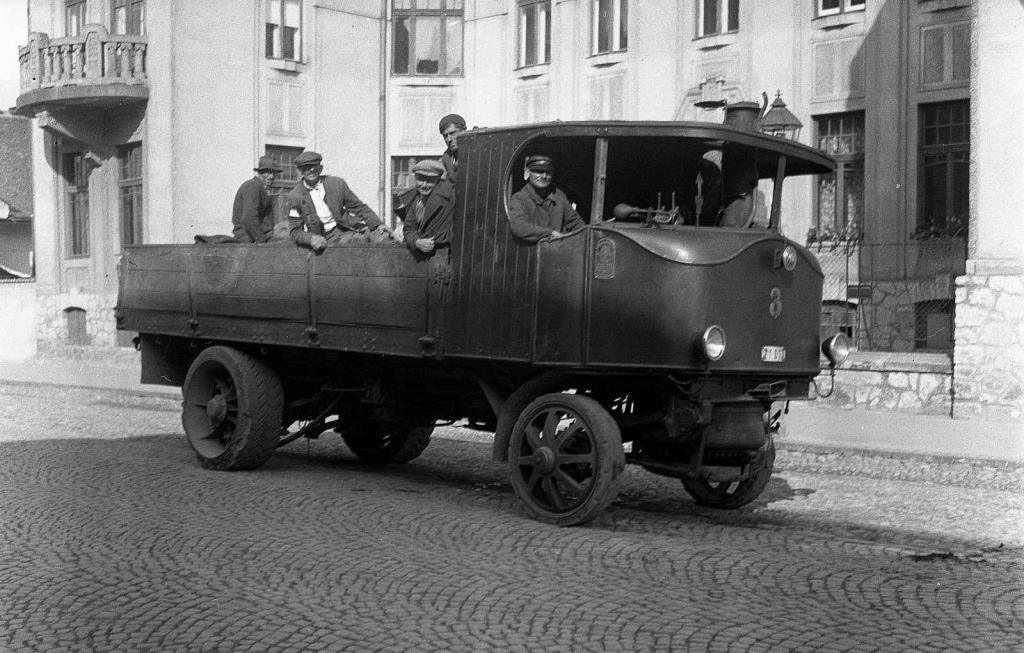 Parní nákladní automobil Škoda Sentinel se přestal vyrábět před 90 lety. Na snímku jeden z těchto vozů projíždí ulicí Komenského ve slovenských Košicích.