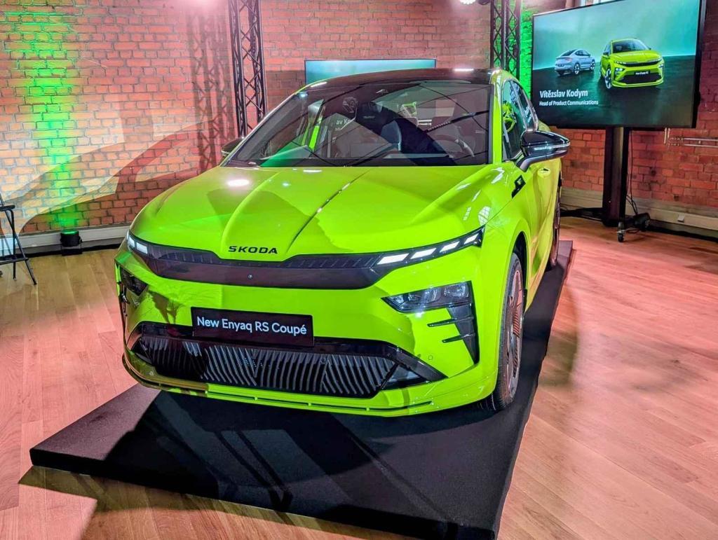 Novou Škodu Enyaq RS odhalila mladoboleslavská automobilka v pátek 9. května na Mistrovství světa v hokeji ve Švédsku.