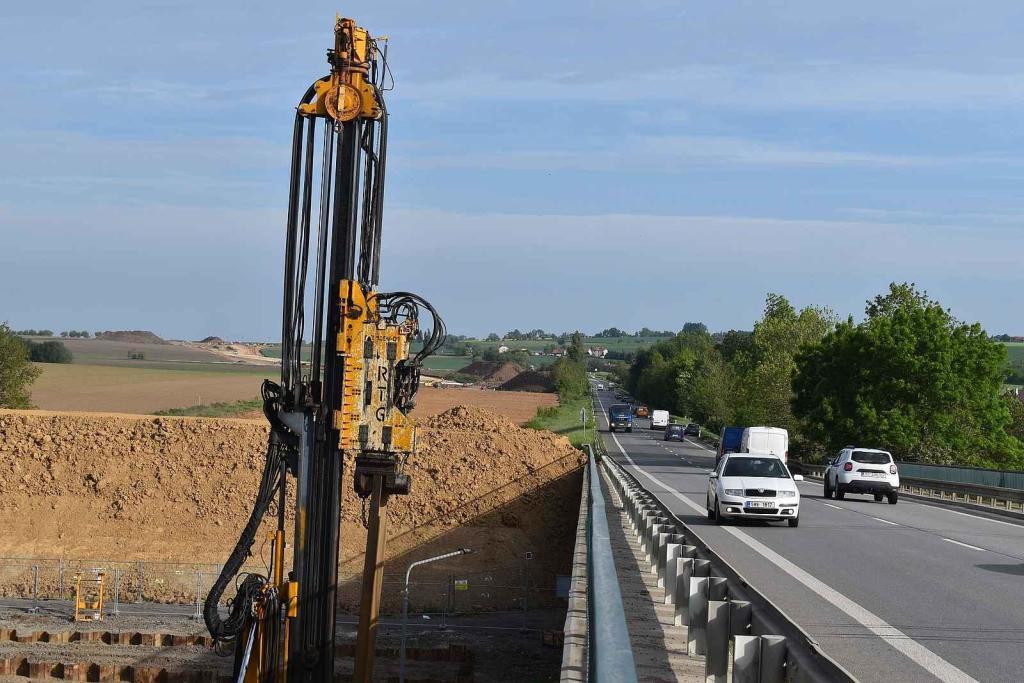 Na okraji Všestar se už na místě zbouraných domů připravuje stavba nového dálničního mostu.