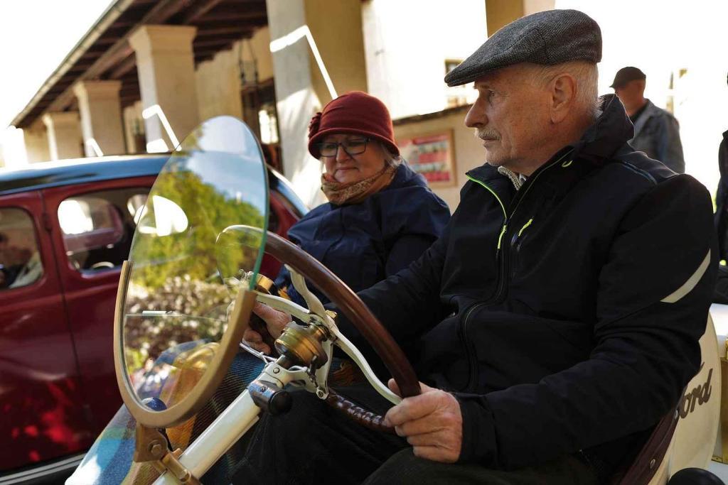 Zámek Velké Březno přivítal desítky veteránů. Konal se tam další ročník závodu veteránů O pohár hraběte Chotka.