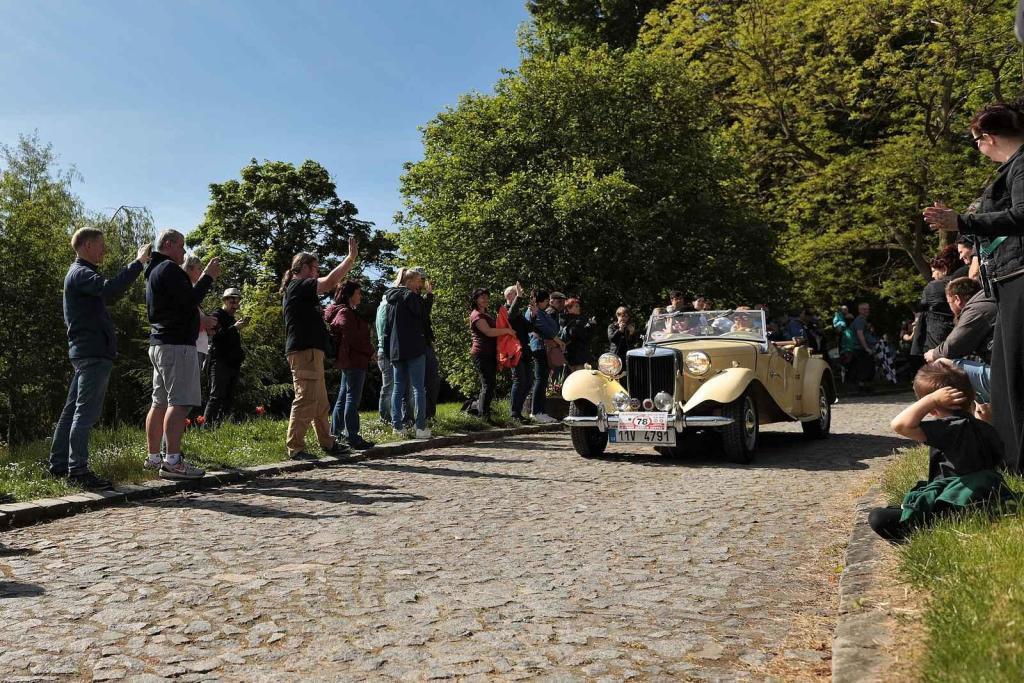 Zámek Velké Březno přivítal desítky veteránů. Konal se tam další ročník závodu veteránů O pohár hraběte Chotka.