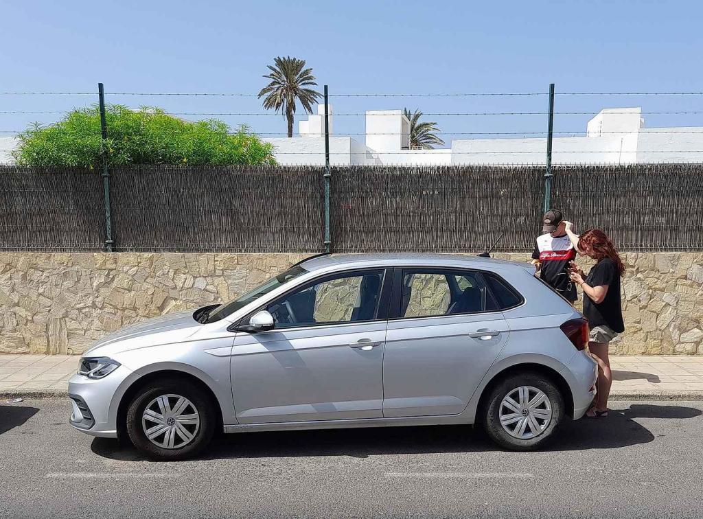 Pokud se v letním horku přehřívá motor a nepomůže pauza, dolití chladící kapaliny a kontrola, jedná se o závažnější poruchu. Nejlepším krokem je zavolat odtah a cesta do servisu.