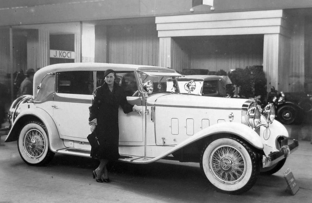 Vůz Walter Royal, kabriolet od firmy Petera, na autosalonu. Před ním pózuje Marie Žďárská.