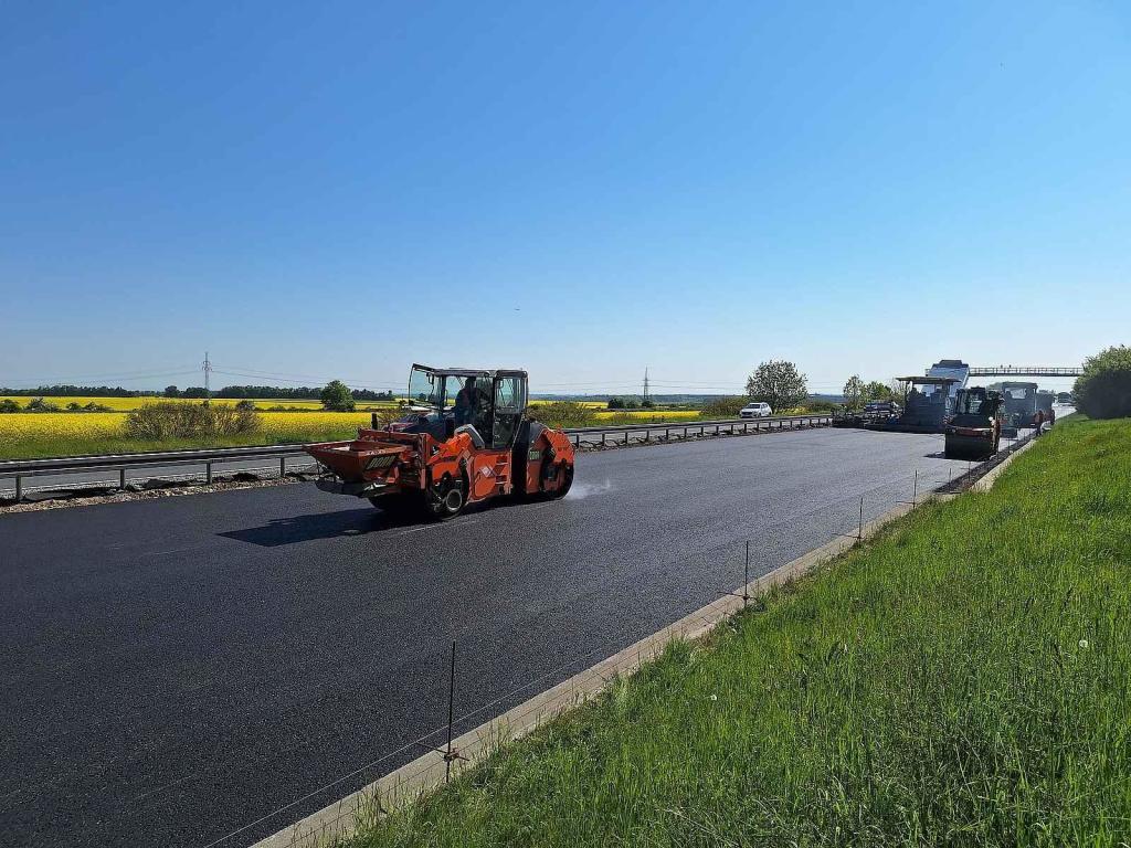 Doprava je nyní u Unhoště vedena v režimu 2+1 jízdní pruh. Ve směru na Prahu jsou řidičům k dispozici dva jízdní pruhy, ve směru na Karlovy Vary jeden.