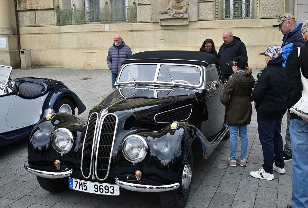 Tradiční sraz autoveteránistů na náměstí T. G. Masaryka v Prostějově. 18. května 2025
