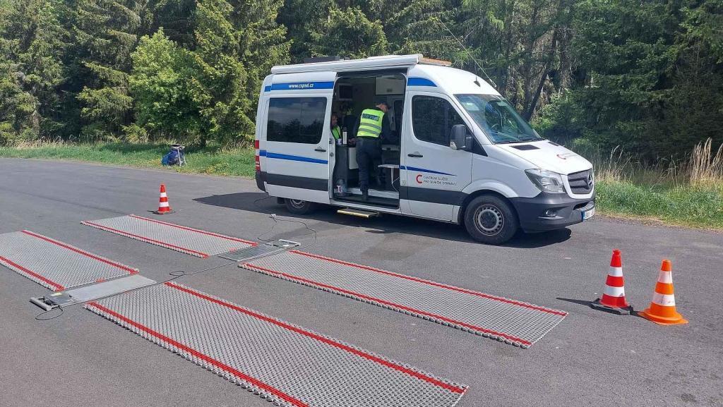 Kontrolní vážení dodávek na silnici I/6 Praha - Karlovy Vary u Bochova. Inspektoři Centra služeb pro silniční dopravu tu za dopoledne odhalili celkem tři přetížené dodávky.