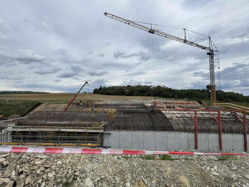 Na D55 Olomouc–Kokory poblíž Strejčkova lomu roste speciální nadchod pro migrující živočichy. Takzvané ekodukty pomáhají chránit nejen životy zvířat v divočině, ale i řidičů, 17. května 2025