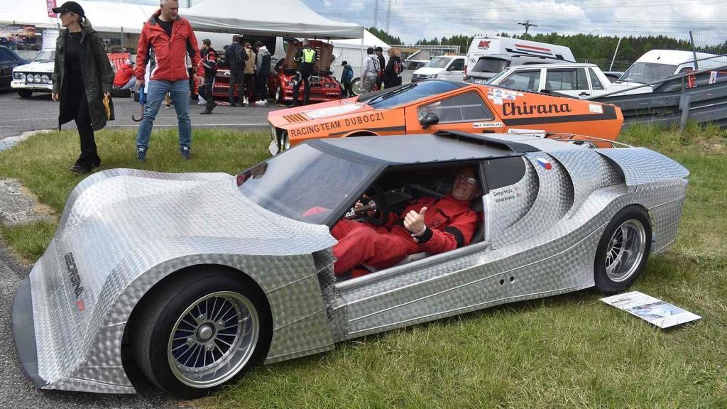 Původní Škoda 100 se postupně změnila v tento supernízký speciál.