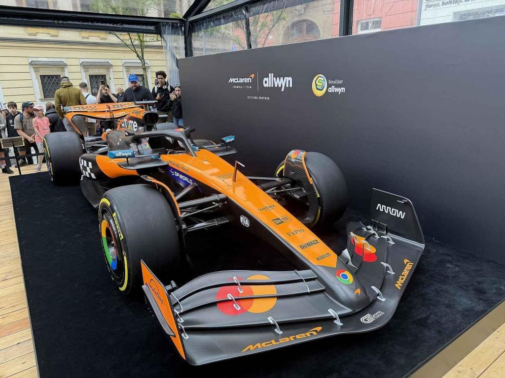 Vůz stáje McLaren obdivují fanoušci Formule 1 na brněnském Zelném trhu od soboty. Podívat se na něj mohou do úterý 27. května.