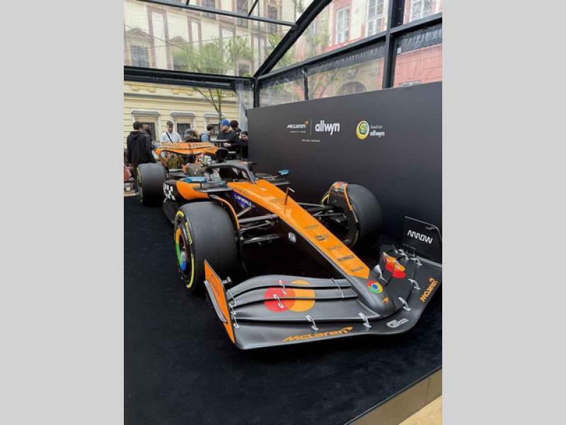 Vůz stáje McLaren obdivují fanoušci Formule 1 na brněnském Zelném trhu od soboty. Podívat se na něj mohou do úterý 27. května.