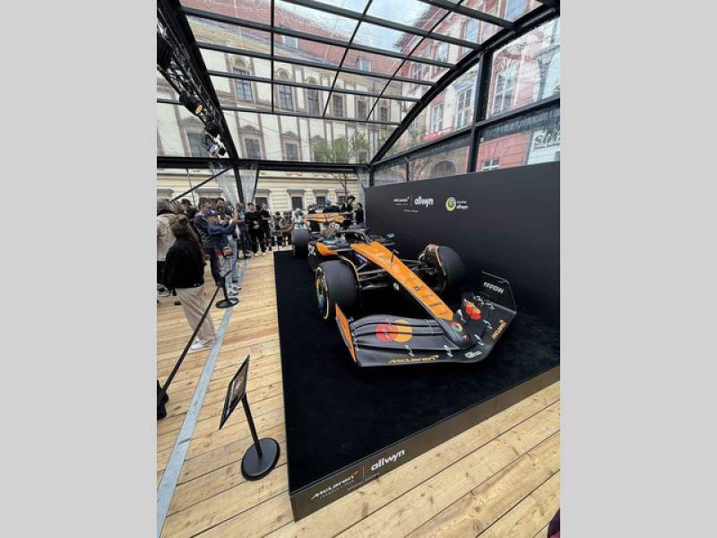 Vůz stáje McLaren obdivují fanoušci Formule 1 na brněnském Zelném trhu od soboty. Podívat se na něj mohou do úterý 27. května.