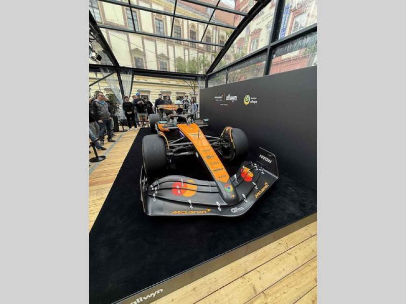 Vůz stáje McLaren obdivují fanoušci Formule 1 na brněnském Zelném trhu od soboty. Podívat se na něj mohou do úterý 27. května.