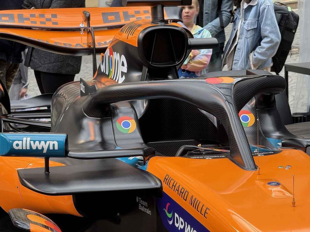Vůz stáje McLaren obdivují fanoušci Formule 1 na brněnském Zelném trhu od soboty. Podívat se na něj mohou do úterý 27. května.