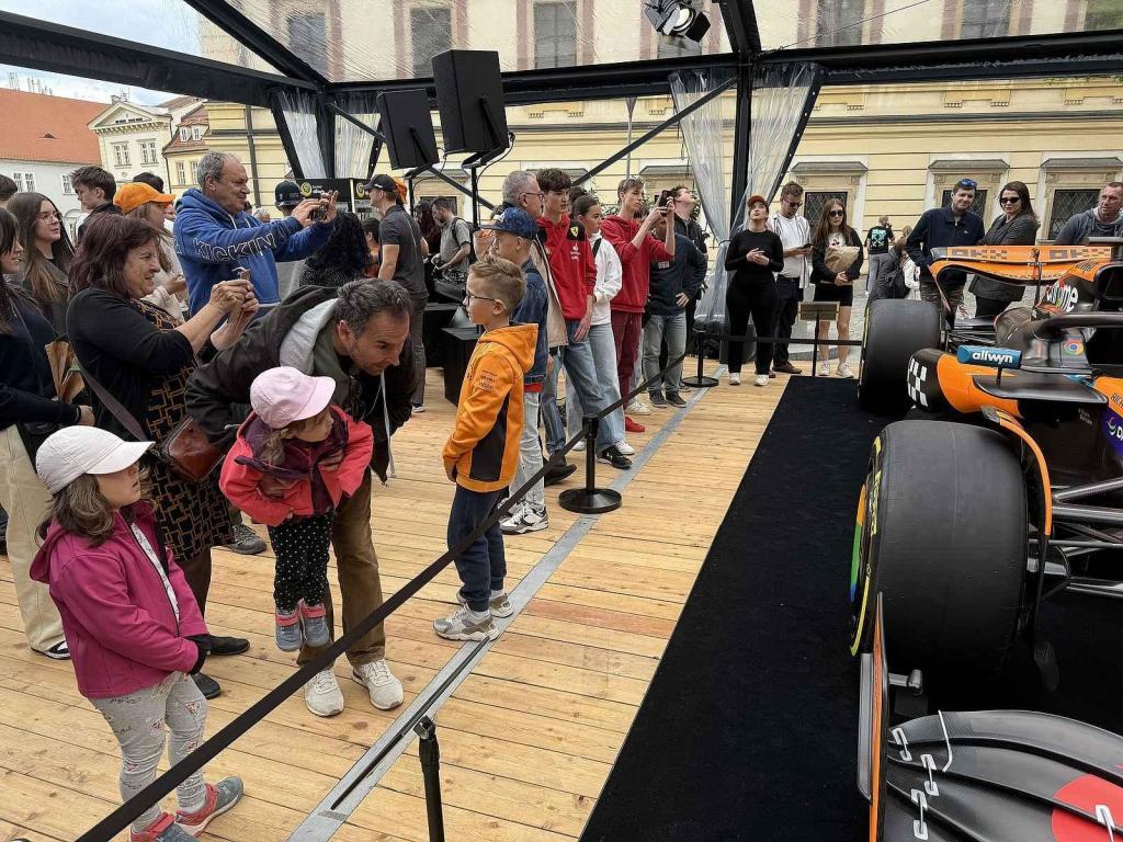 Vůz stáje McLaren obdivují fanoušci Formule 1 na brněnském Zelném trhu od soboty. Podívat se na něj mohou do úterý 27. května.