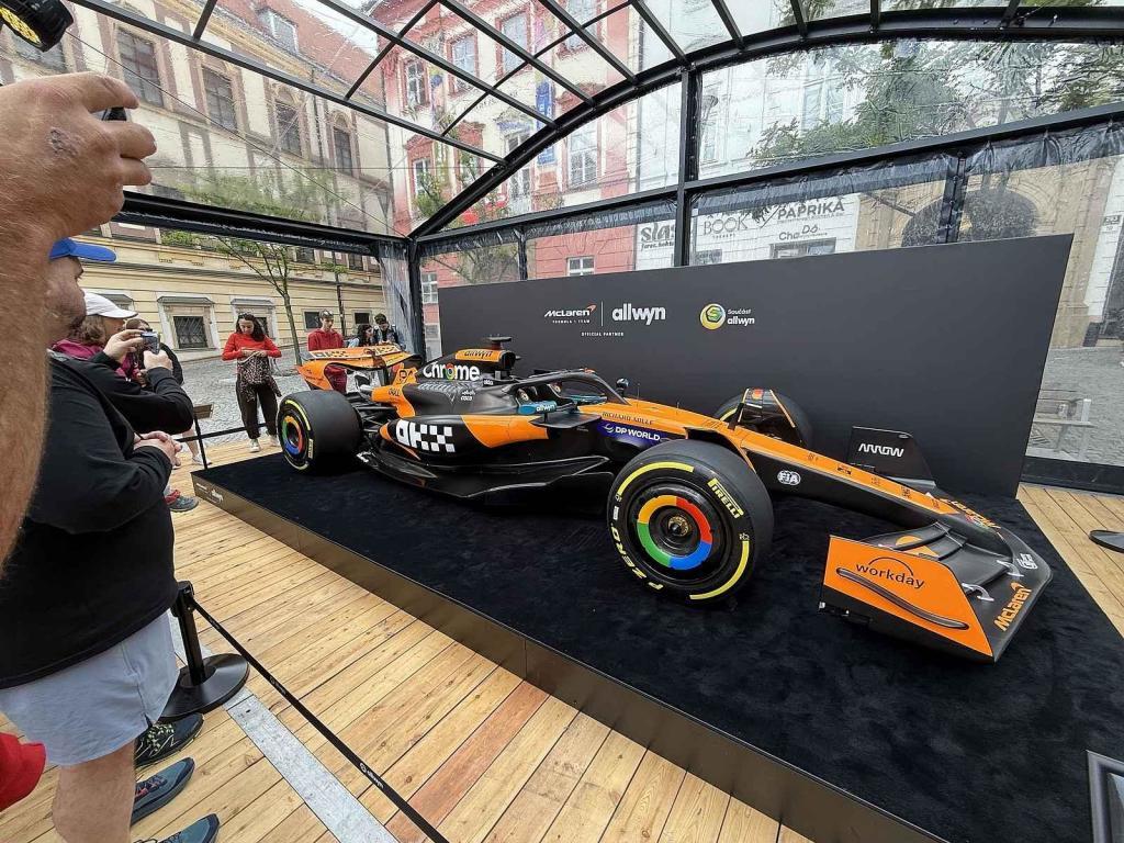 Vůz stáje McLaren obdivují fanoušci Formule 1 na brněnském Zelném trhu od soboty. Podívat se na něj mohou do úterý 27. května.
