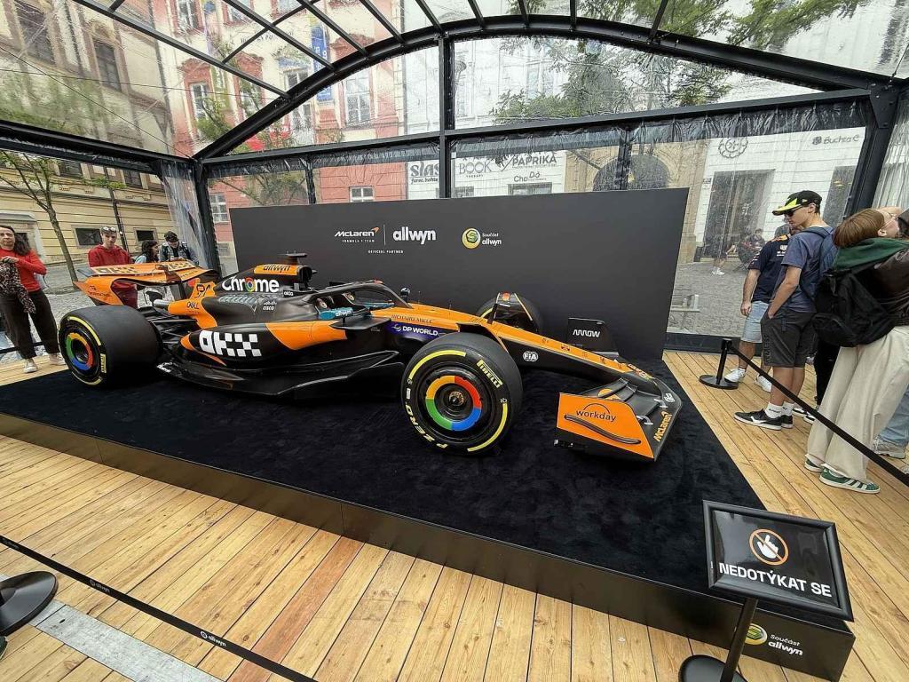Vůz stáje McLaren obdivují fanoušci Formule 1 na brněnském Zelném trhu od soboty. Podívat se na něj mohou do úterý 27. května.