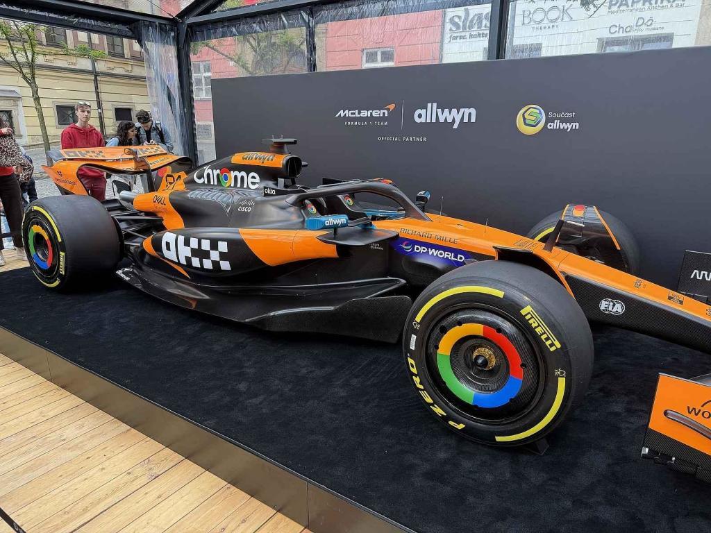 Vůz stáje McLaren obdivují fanoušci Formule 1 na brněnském Zelném trhu od soboty. Podívat se na něj mohou do úterý 27. května.