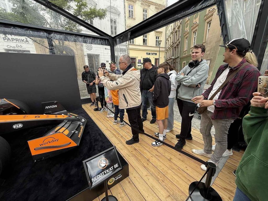 Vůz stáje McLaren obdivují fanoušci Formule 1 na brněnském Zelném trhu od soboty. Podívat se na něj mohou do úterý 27. května.