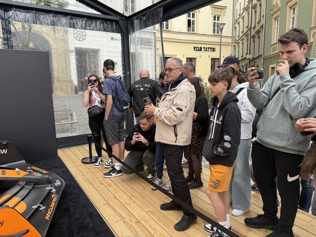 Vůz stáje McLaren obdivují fanoušci Formule 1 na brněnském Zelném trhu od soboty. Podívat se na něj mohou do úterý 27. května.