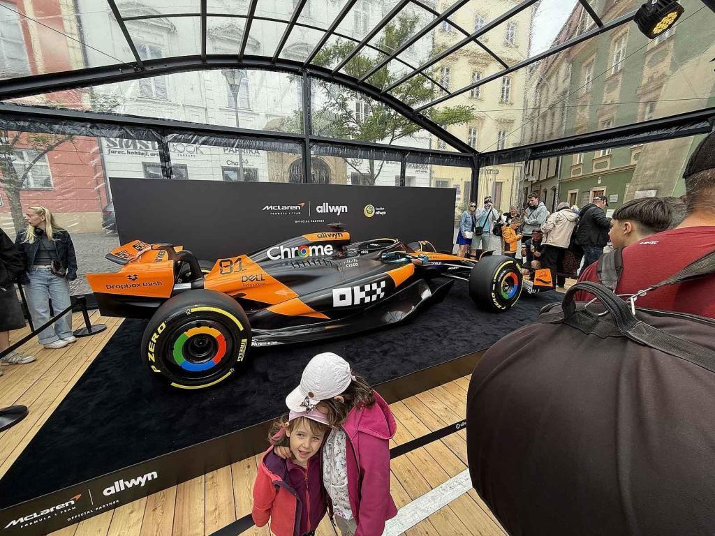 Vůz stáje McLaren obdivují fanoušci Formule 1 na brněnském Zelném trhu od soboty. Podívat se na něj mohou do úterý 27. května.