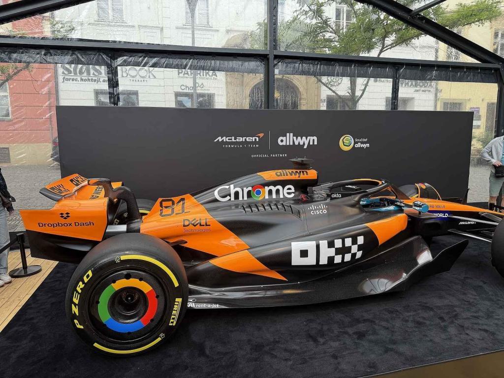 Vůz stáje McLaren obdivují fanoušci Formule 1 na brněnském Zelném trhu od soboty. Podívat se na něj mohou do úterý 27. května.