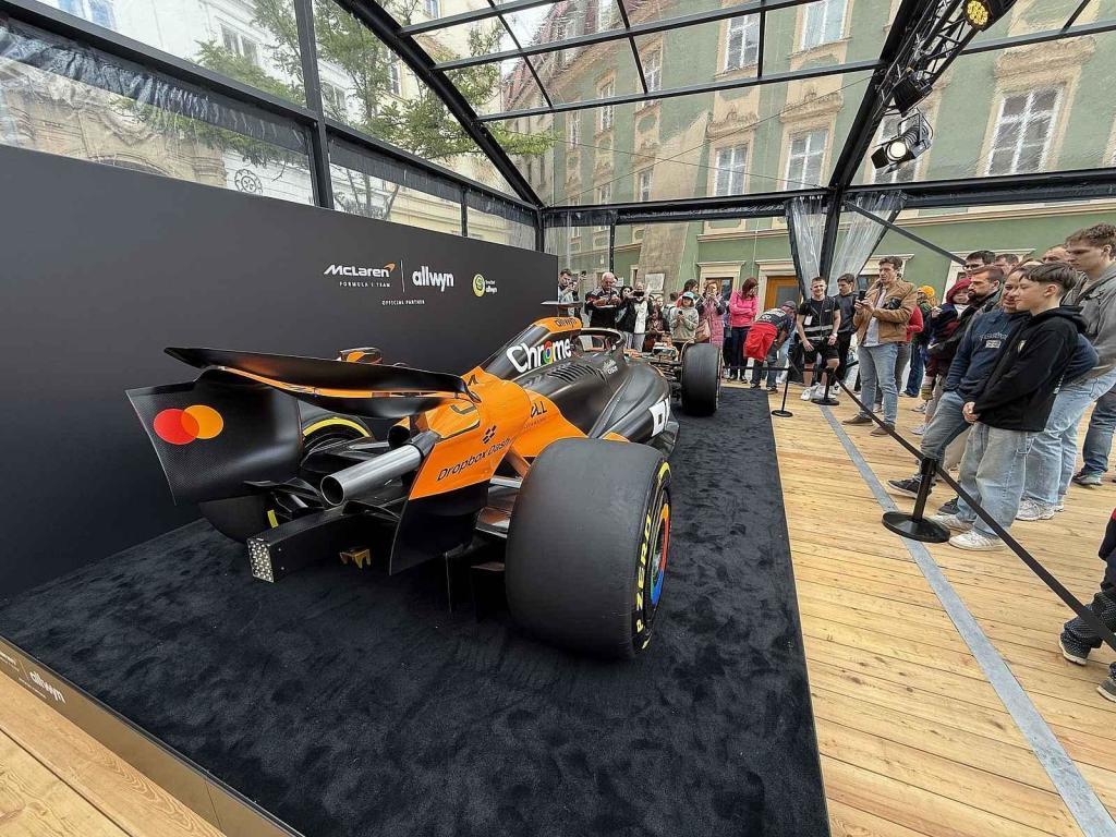 Vůz stáje McLaren obdivují fanoušci Formule 1 na brněnském Zelném trhu od soboty. Podívat se na něj mohou do úterý 27. května.