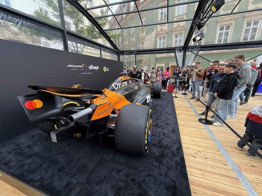 Vůz stáje McLaren obdivují fanoušci Formule 1 na brněnském Zelném trhu od soboty. Podívat se na něj mohou do úterý 27. května.