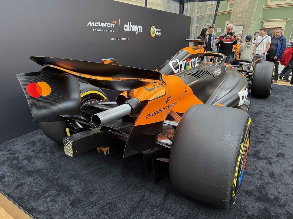 Vůz stáje McLaren obdivují fanoušci Formule 1 na brněnském Zelném trhu od soboty. Podívat se na něj mohou do úterý 27. května.