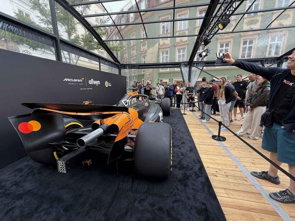 Vůz stáje McLaren obdivují fanoušci Formule 1 na brněnském Zelném trhu od soboty. Podívat se na něj mohou do úterý 27. května.