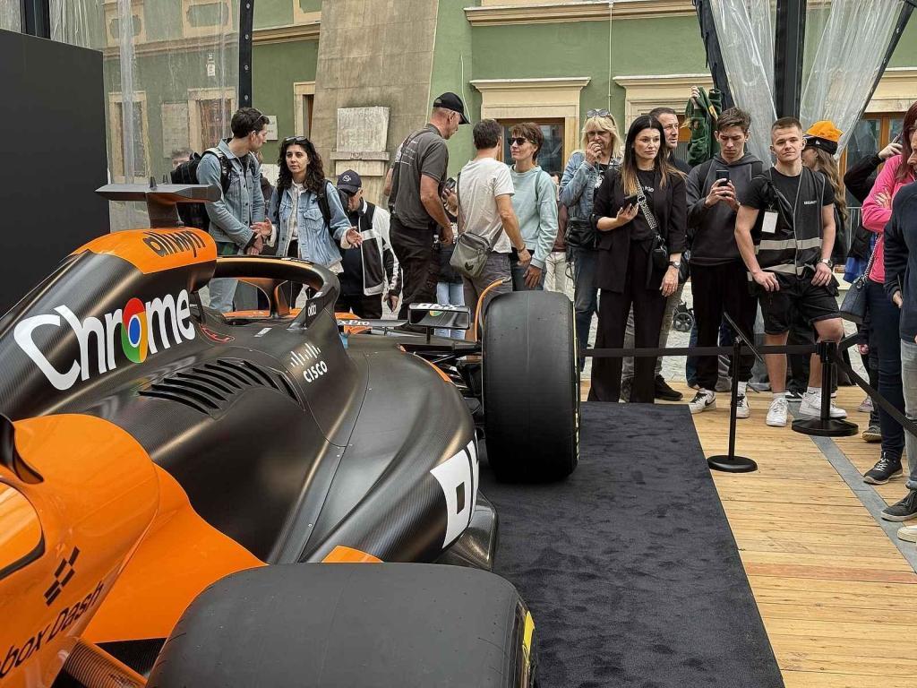 Vůz stáje McLaren obdivují fanoušci Formule 1 na brněnském Zelném trhu od soboty. Podívat se na něj mohou do úterý 27. května.
