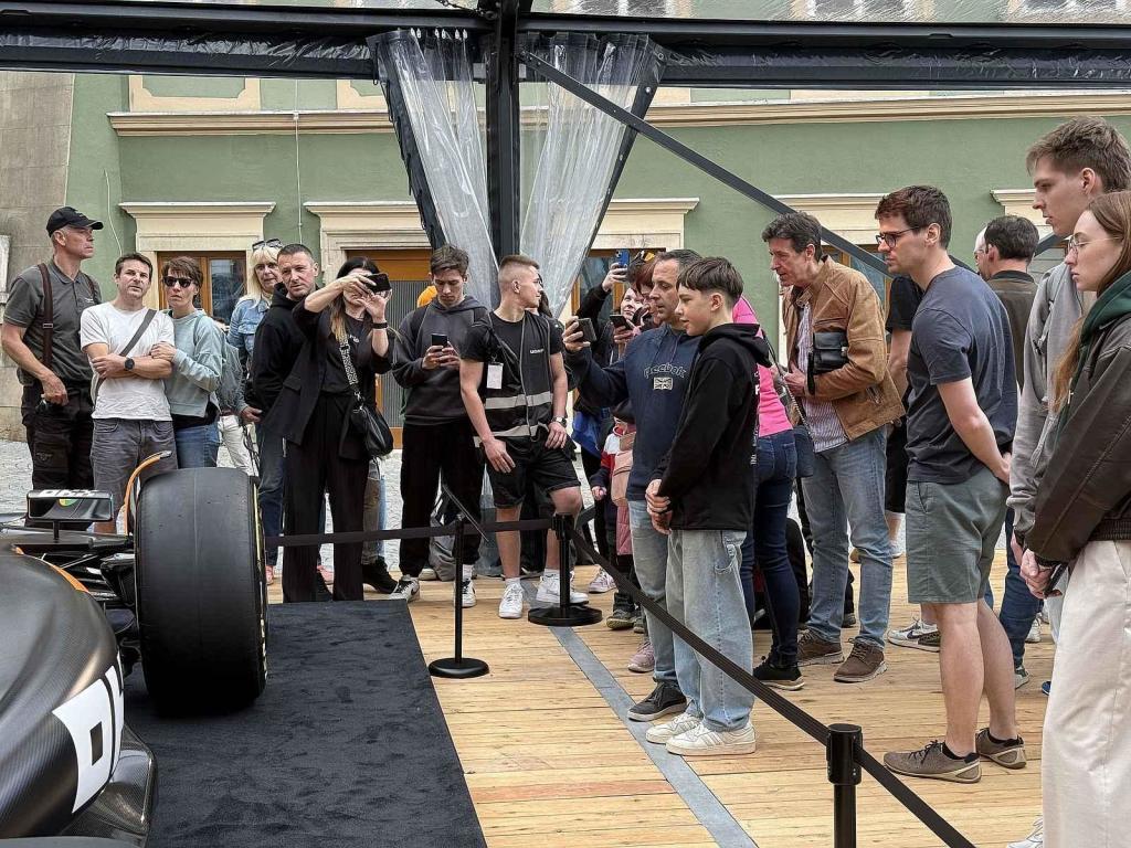Vůz stáje McLaren obdivují fanoušci Formule 1 na brněnském Zelném trhu od soboty. Podívat se na něj mohou do úterý 27. května.