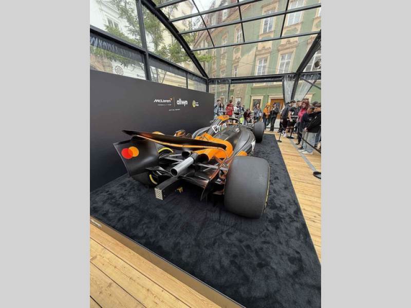 Vůz stáje McLaren obdivují fanoušci Formule 1 na brněnském Zelném trhu od soboty. Podívat se na něj mohou do úterý 27. května.