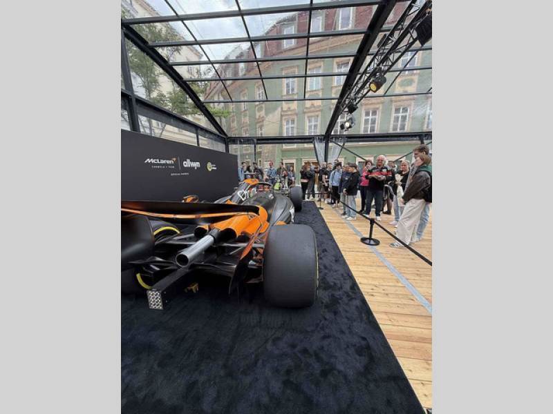 Vůz stáje McLaren obdivují fanoušci Formule 1 na brněnském Zelném trhu od soboty. Podívat se na něj mohou do úterý 27. května.