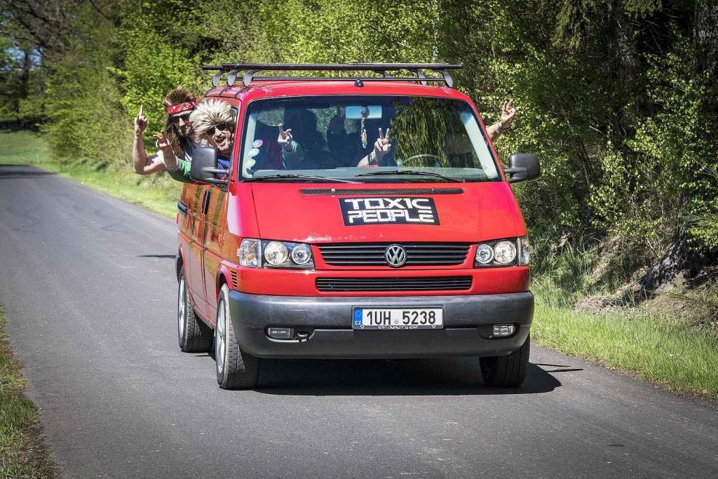 Kapela Toxic People, vzdala hold legendárnímu "téčku" které letos slaví 75 let.