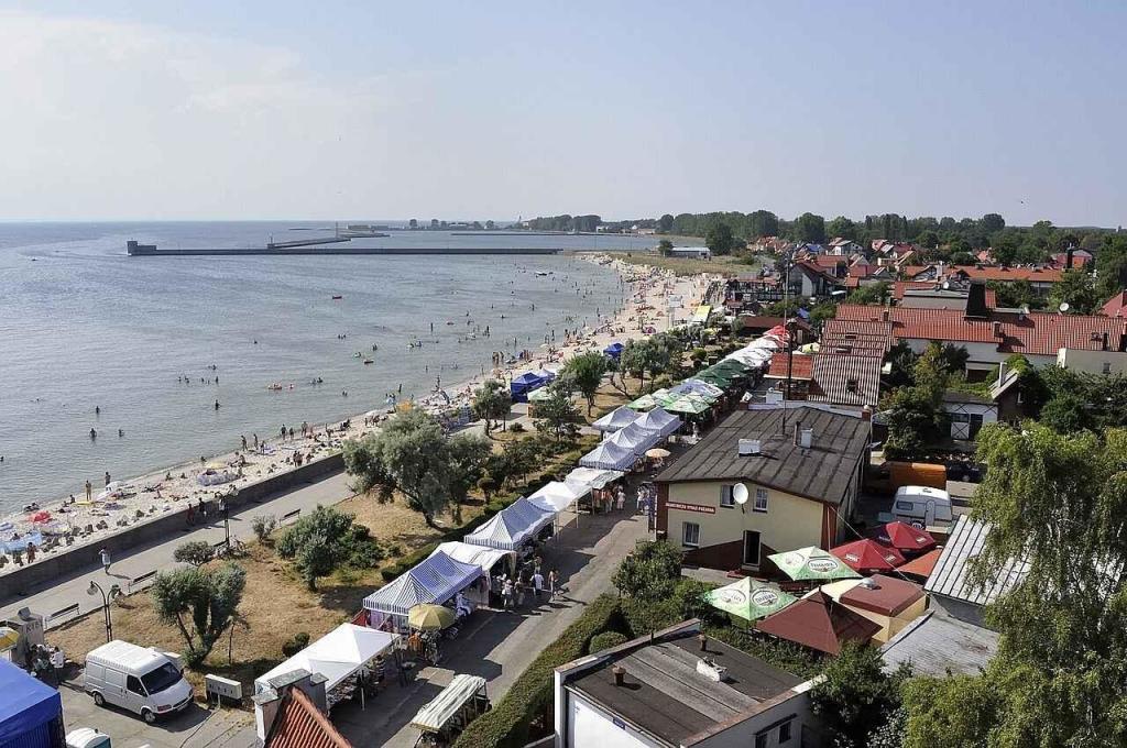 Pohled na pláž a její okolí na poloostrově Hel.