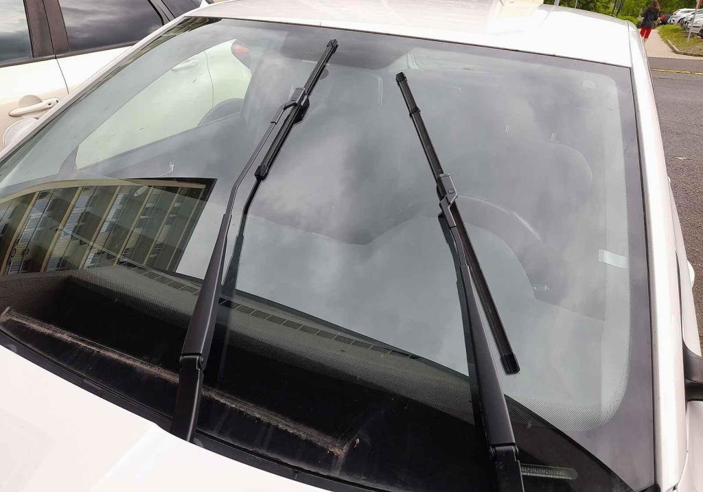 Stěrače v takzvané montážní poloze u vozu Škoda Fabia.