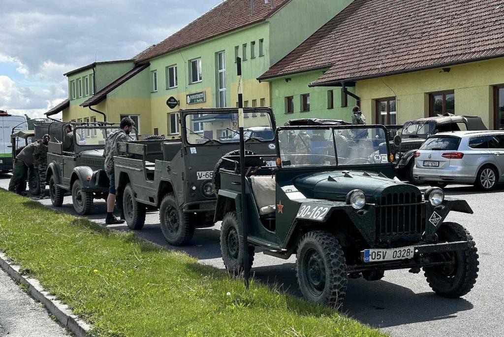 Veterány soutěžící o Zlomenou poloosu při své zastávce v Koutech