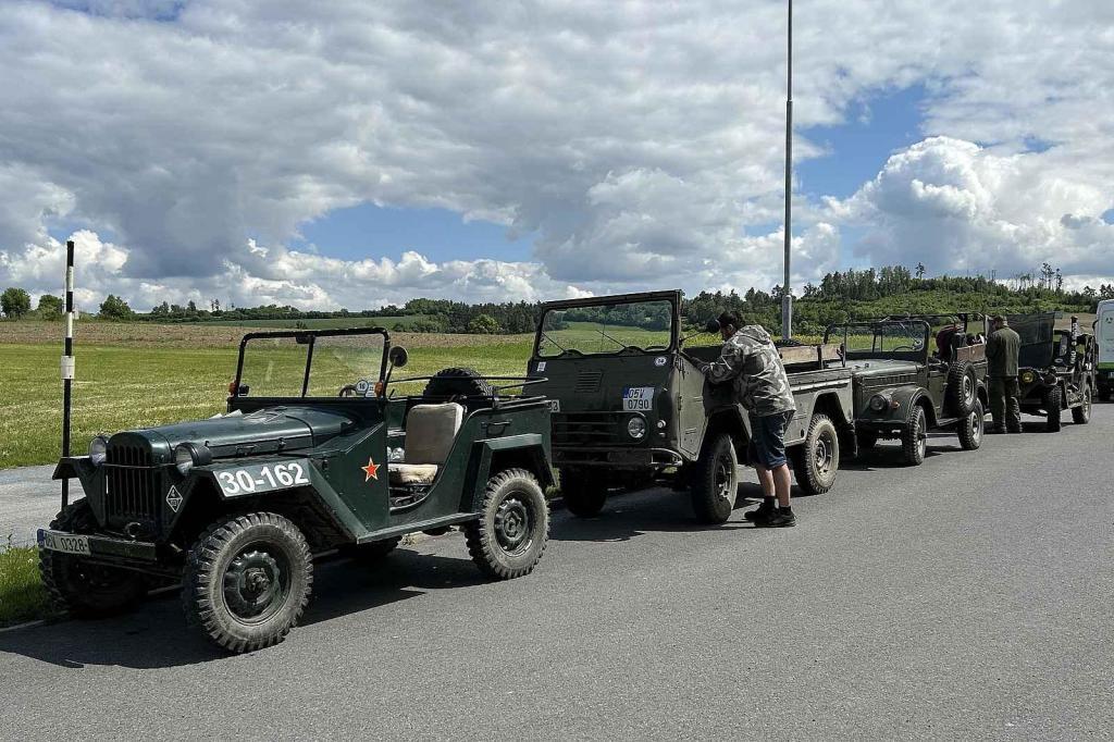 Veterány soutěžící o Zlomenou poloosu při své zastávce v Koutech