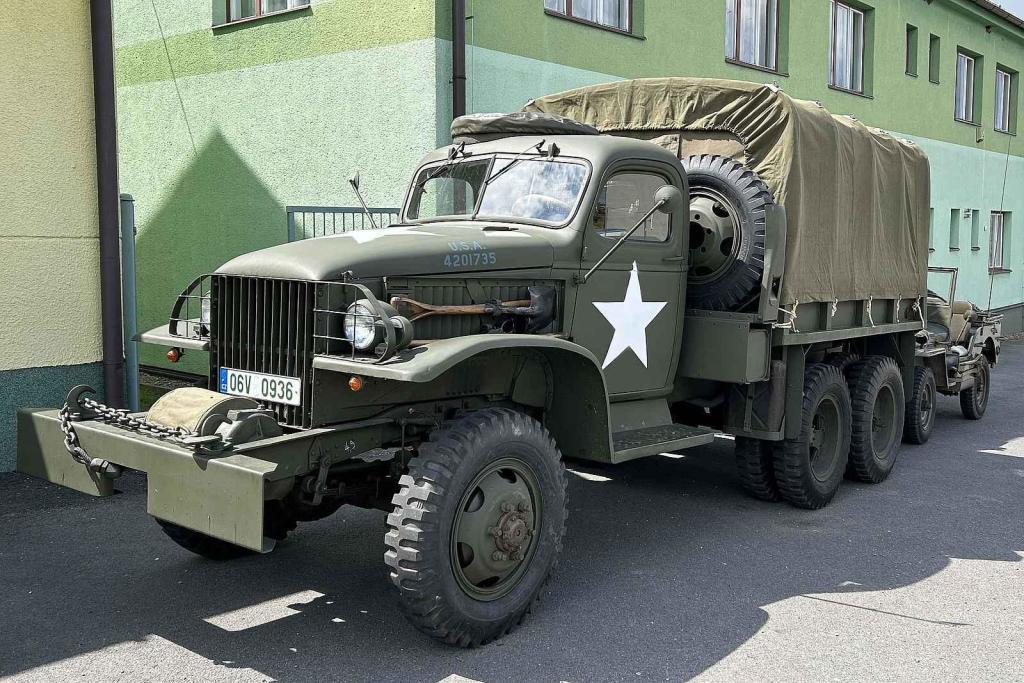 Veterány soutěžící o Zlomenou poloosu při své zastávce v Koutech
